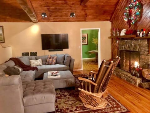 Walk to Main St, Pets OK, Close to Shops, Hiking House in Burnsville