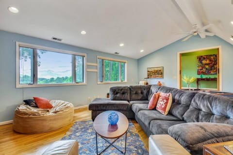 Walk to Main St, Pets OK, Close to Shops, Hiking House in Burnsville