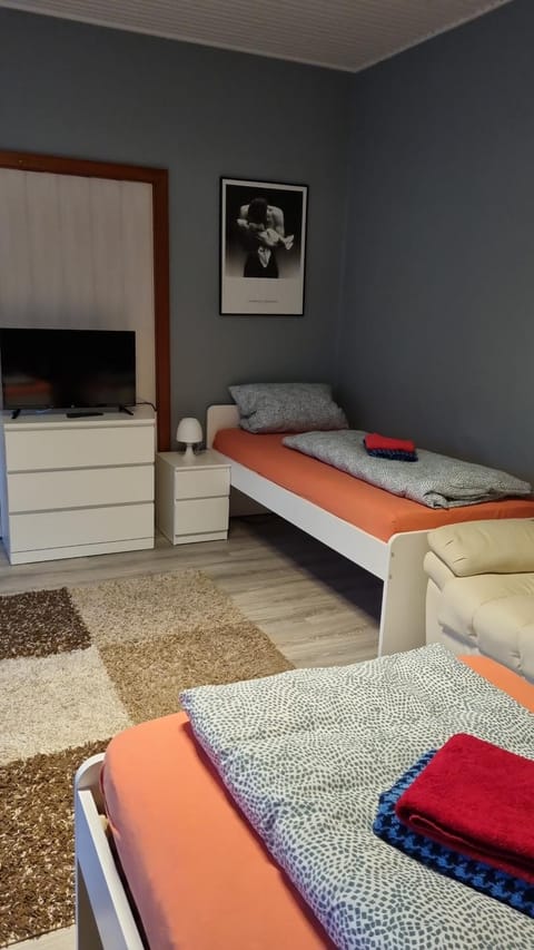 Bed, TV and multimedia, Photo of the whole room