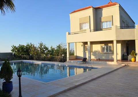 Property building, Patio, Day, Pool view, Swimming pool, sunbed