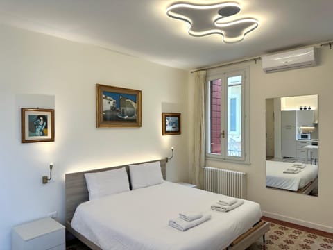 Bed, Bathroom, Photo of the whole room, Bedroom, towels, air conditioner