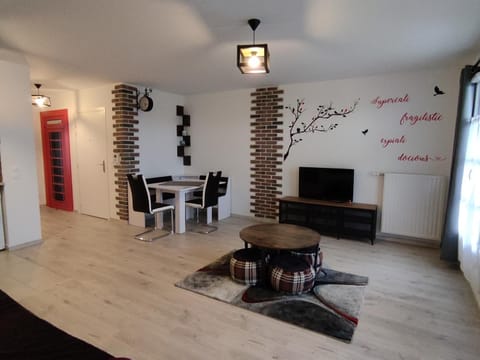 TV and multimedia, Kitchen or kitchenette, Living room, Seating area, Dining area