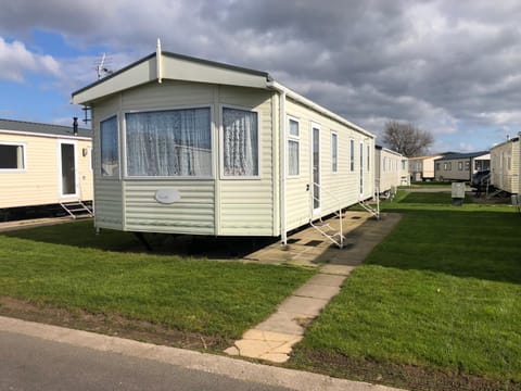 Lovely 3 bedroom 8 berth caravan in Rhyl Campground/
RV Resort in Rhyl
