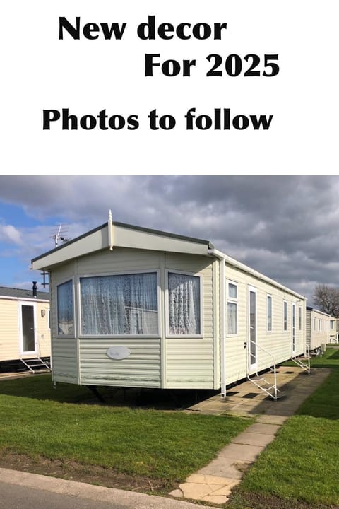Lovely 3 bedroom 8 berth caravan in Rhyl Campground/
RV Resort in Rhyl