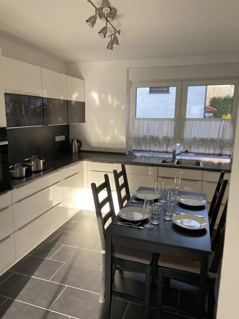 Kitchen or kitchenette, Dining area, Communal kitchen