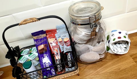 Coffee/tea facilities, Kitchen or kitchenette, Food and drinks, Food