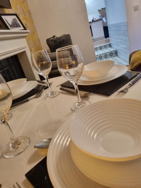 Living room, Food and drinks, Dining area