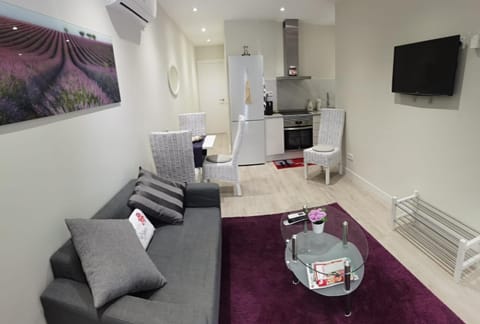 Kitchen or kitchenette, Living room, Seating area, Dining area