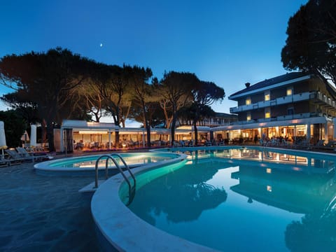 Restaurant/places to eat, Facade/entrance, Swimming pool, Swimming pool