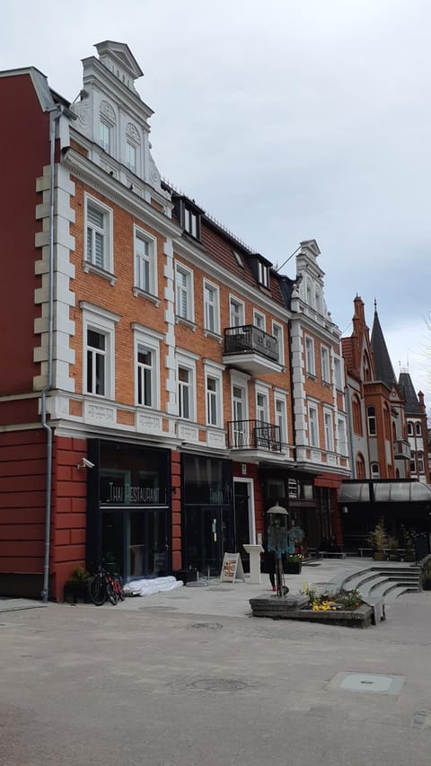 Property building, Restaurant/places to eat, Neighbourhood