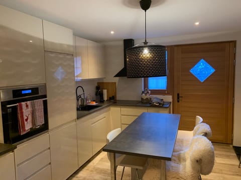 Kitchen or kitchenette, Dining area