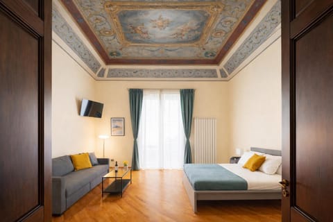 Bed, TV and multimedia, Living room, Photo of the whole room, Seating area, Bedroom