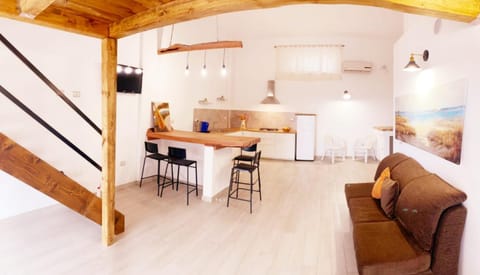 Kitchen or kitchenette, Seating area