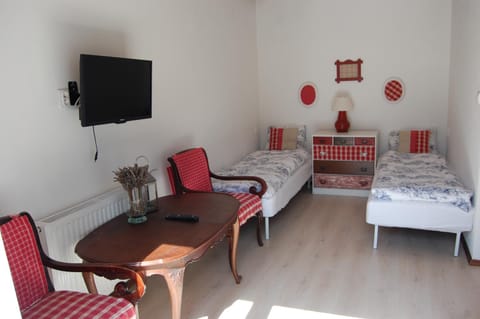 Bed, TV and multimedia, Photo of the whole room