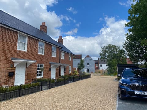 Property building, Day, Neighbourhood, Street view, Parking