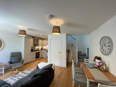 Kitchen or kitchenette, Living room, Seating area, Dining area, minibar, pet friendly, stove