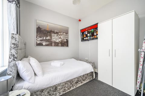 * Well equipped apartment for a relaxing cosy and luxurious fun stay + Free Parking + Free Fast WiFi * Apartment in Leeds