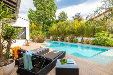 Swimming pool, sunbed