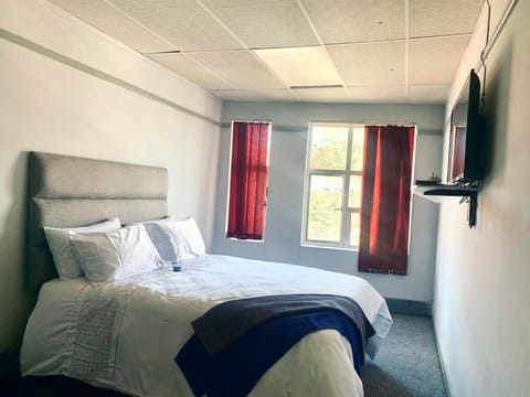 Bed, TV and multimedia, Bedroom