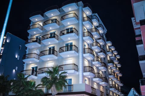 Property building, Facade/entrance, Balcony/Terrace, Guests, Sea view