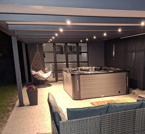 Hot Tub, Balcony/Terrace, Seating area