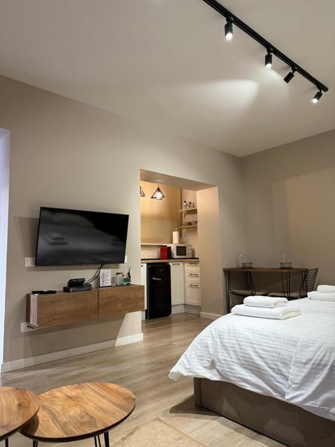 Bed, TV and multimedia, Kitchen or kitchenette