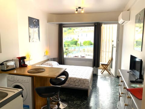Bed, Coffee/tea facilities, Photo of the whole room, washing machine, air conditioner