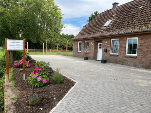 Property building, Facade/entrance, Garden