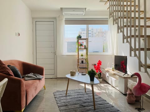 TV and multimedia, Living room, Seating area, air conditioner