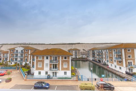 Property building, Day, Neighbourhood, Natural landscape, Street view, Location, Parking
