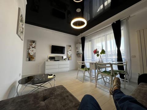 Communal lounge/ TV room, TV and multimedia, Kitchen or kitchenette, Living room, Seating area, Dining area, Evening entertainment