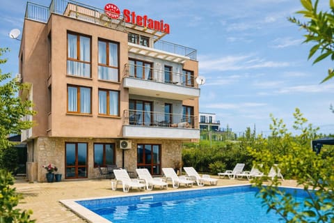 Property building, Day, Swimming pool, sunbed