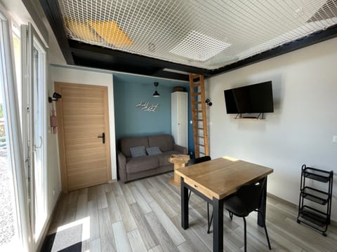 Property building, TV and multimedia, Living room, Dining area