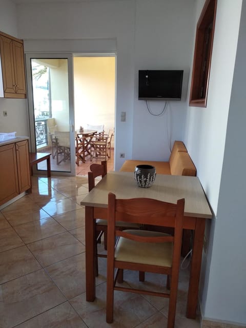 TV and multimedia, Seating area, Dining area