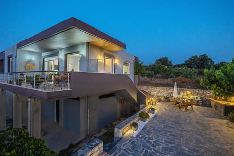 Property building, Patio, Balcony/Terrace