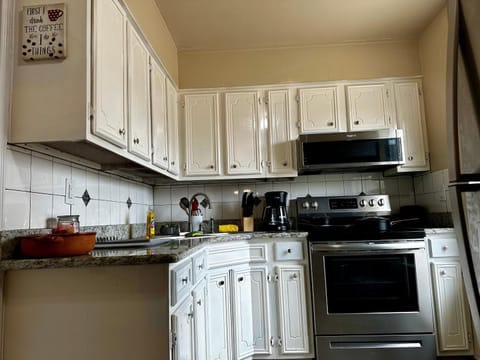 Kitchen or kitchenette, minibar, pet friendly, stove, toaster, kitchen