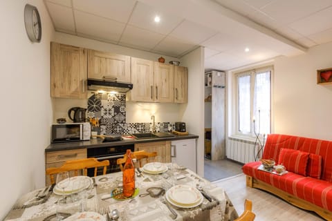 Kitchen or kitchenette, Dining area