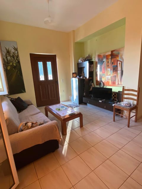 TV and multimedia, Living room, Seating area, Evening entertainment