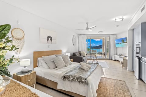 Bed, TV and multimedia, Kitchen or kitchenette, Living room, Photo of the whole room, Sea view