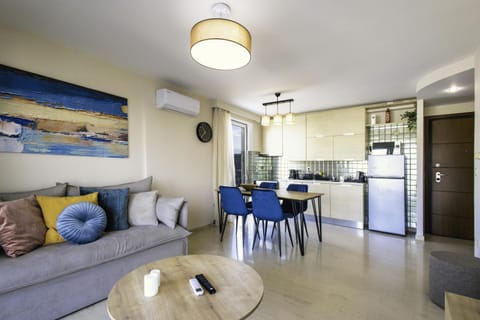 Restaurant/places to eat, Coffee/tea facilities, Living room, heating, microwave, oven, stove, toaster, kitchen, air conditioner