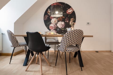 Seating area, Dining area