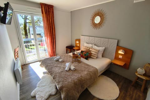 Bed, TV and multimedia, Food and drinks, Photo of the whole room, Decorative detail, Bedroom, Garden view, Drinks, Non alcoholic drinks, furniture, heating, towels