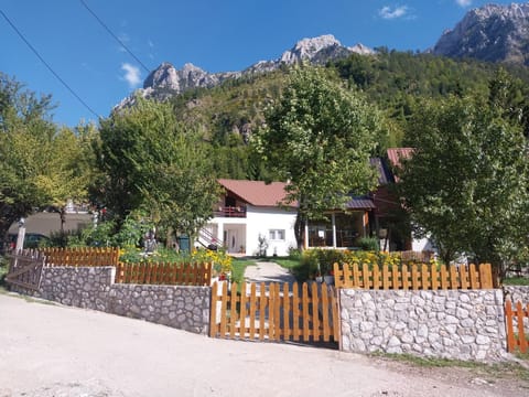 Bujtina Arlindi Bed and Breakfast in Montenegro