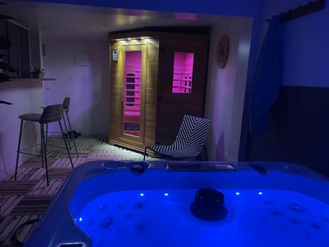 Hot Tub, Sauna, Sauna, Spa and wellness centre/facilities