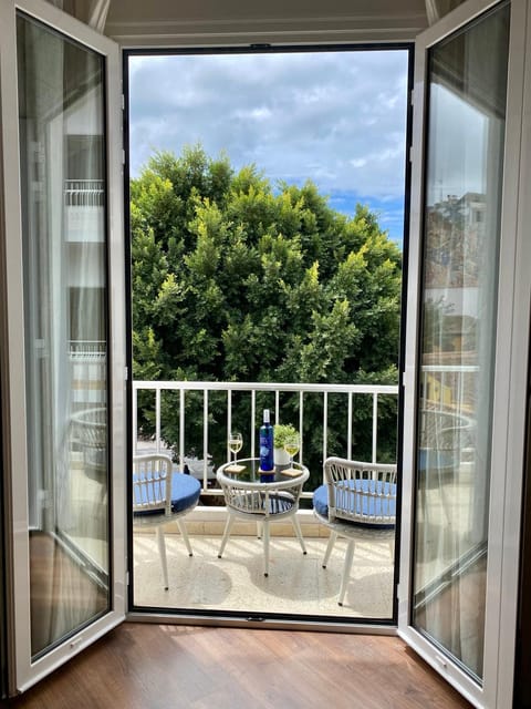Nearby landmark, View (from property/room), Balcony/Terrace, Bedroom, Landmark view