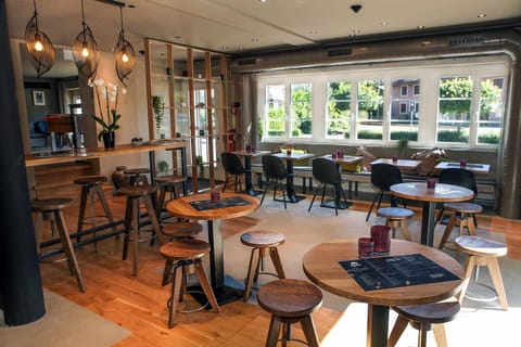 Restaurant/places to eat, Lounge or bar, Breakfast