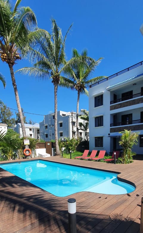 Property building, Swimming pool, Swimming pool, sunbed