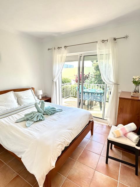 Bed, Natural landscape, View (from property/room), Balcony/Terrace, Bedroom, towels