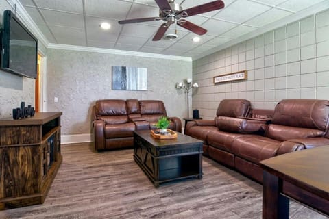 Amazing Cottage - Located on Blue Mile - Close to GSU! House in Statesboro