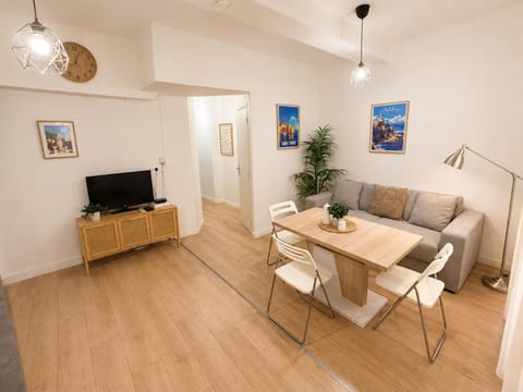 TV and multimedia, Living room, Seating area, Dining area